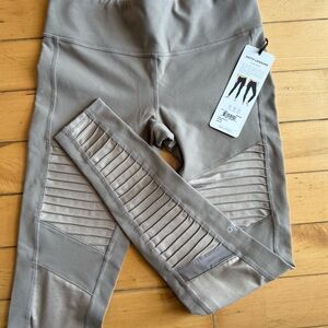 ALO YOGA MOTO LEGGING Gravel/GravelGlossy Size: M
NWT